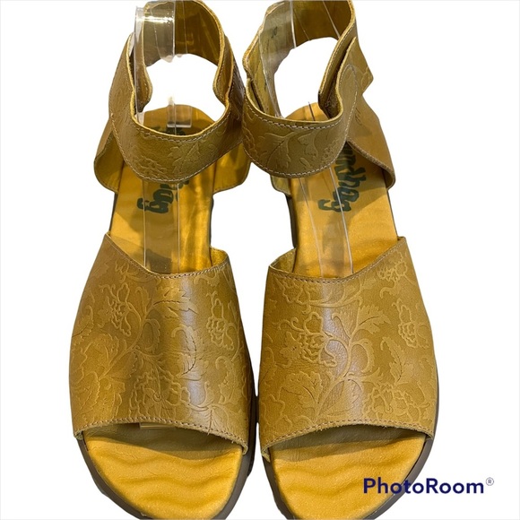 Groundhog Aken Yellow Leather Ankle Strap Sandals - Picture 9 of 14